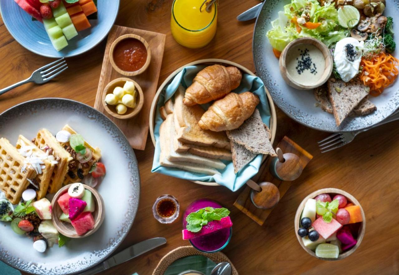ホテル アディワナ スウェタ【Chse認定】 ウブド エクステリア 写真 A selection of dishes at the restaurant