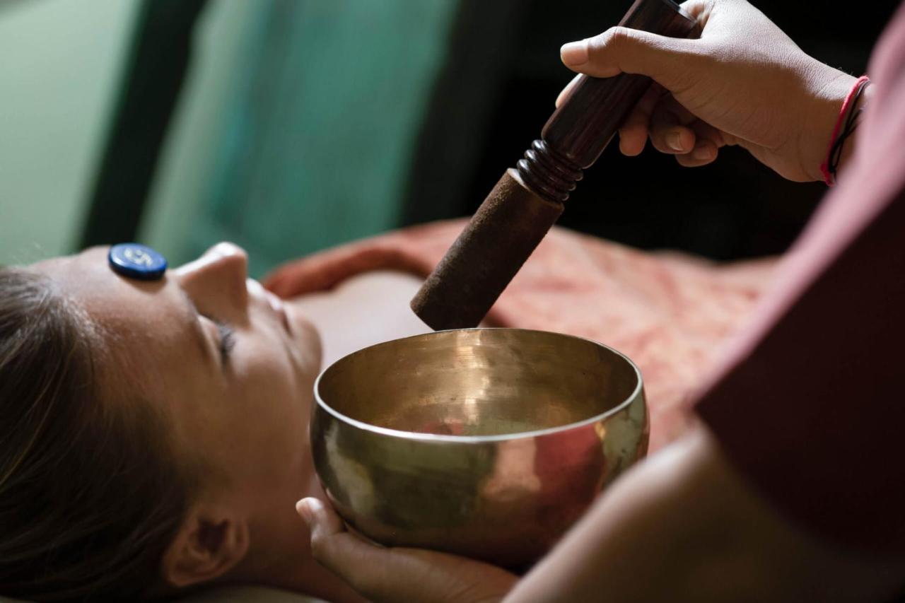 ホテル アディワナ スウェタ【Chse認定】 ウブド エクステリア 写真 A singing bowl being played