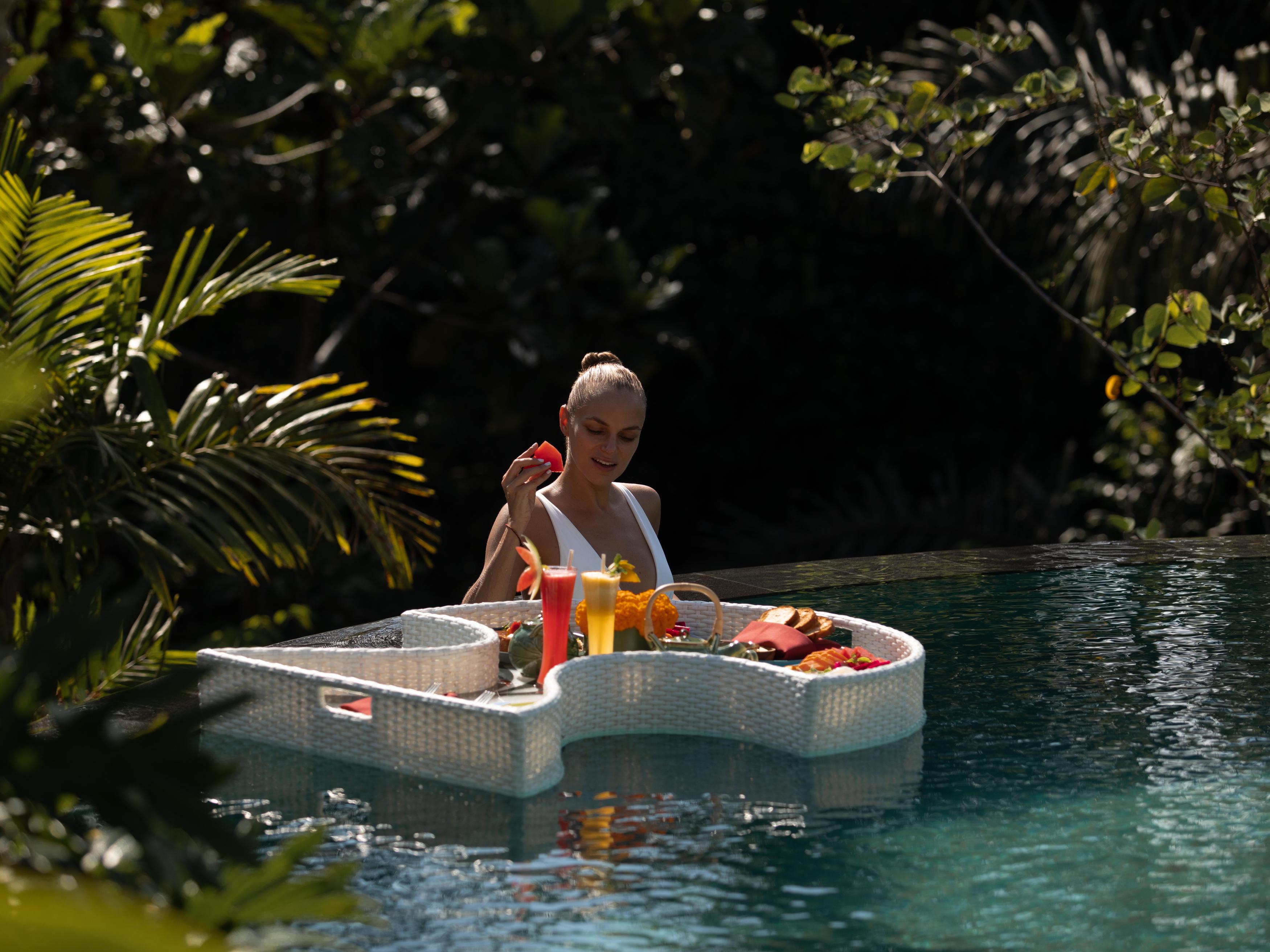ホテル アディワナ スウェタ【Chse認定】 ウブド エクステリア 写真 Floating breakfast at Alila Villas Uluwatu