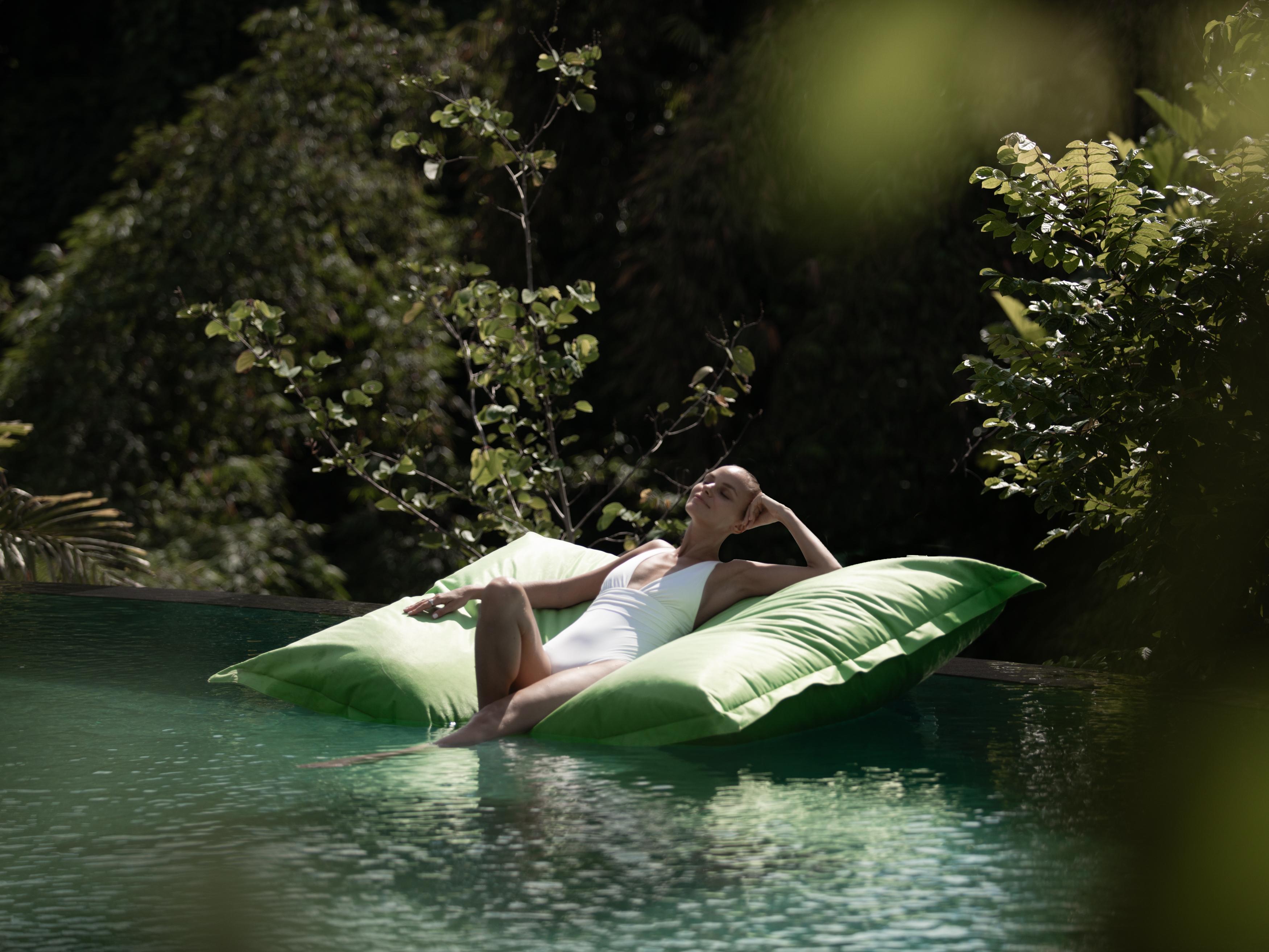 ホテル アディワナ スウェタ【Chse認定】 ウブド エクステリア 写真 A woman relaxing on a floating bag