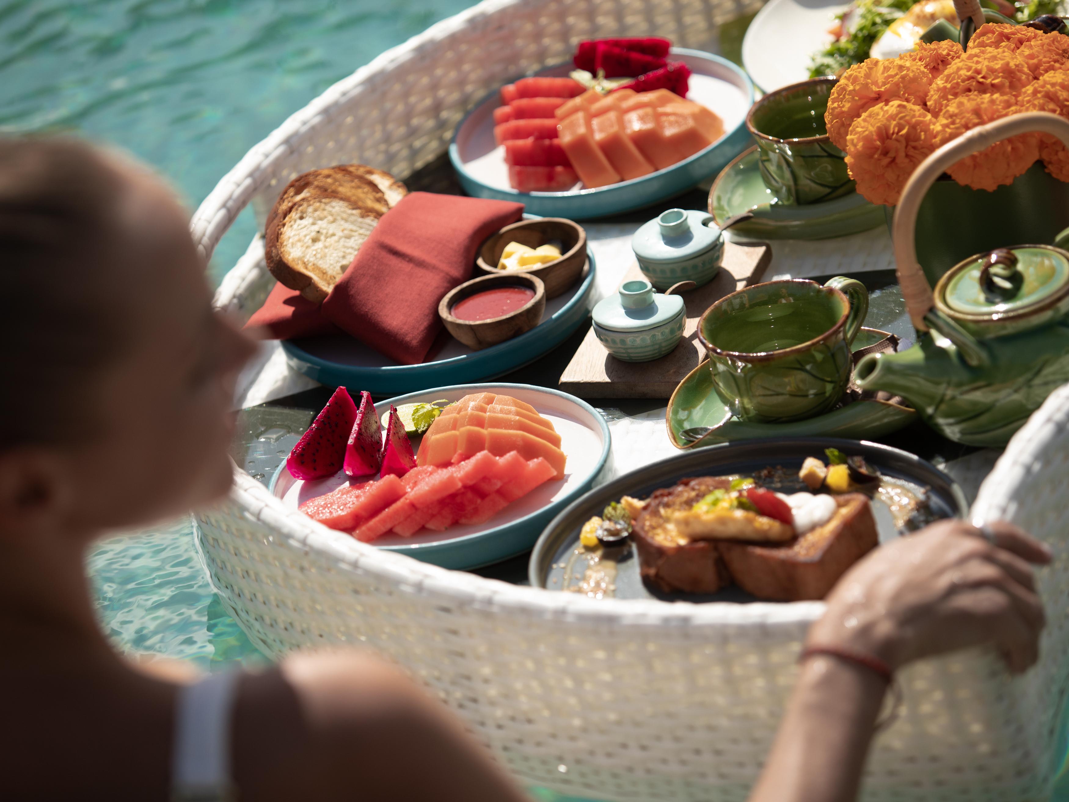 ホテル アディワナ スウェタ【Chse認定】 ウブド エクステリア 写真 A floating breakfast at Alila Villas Uluwatu