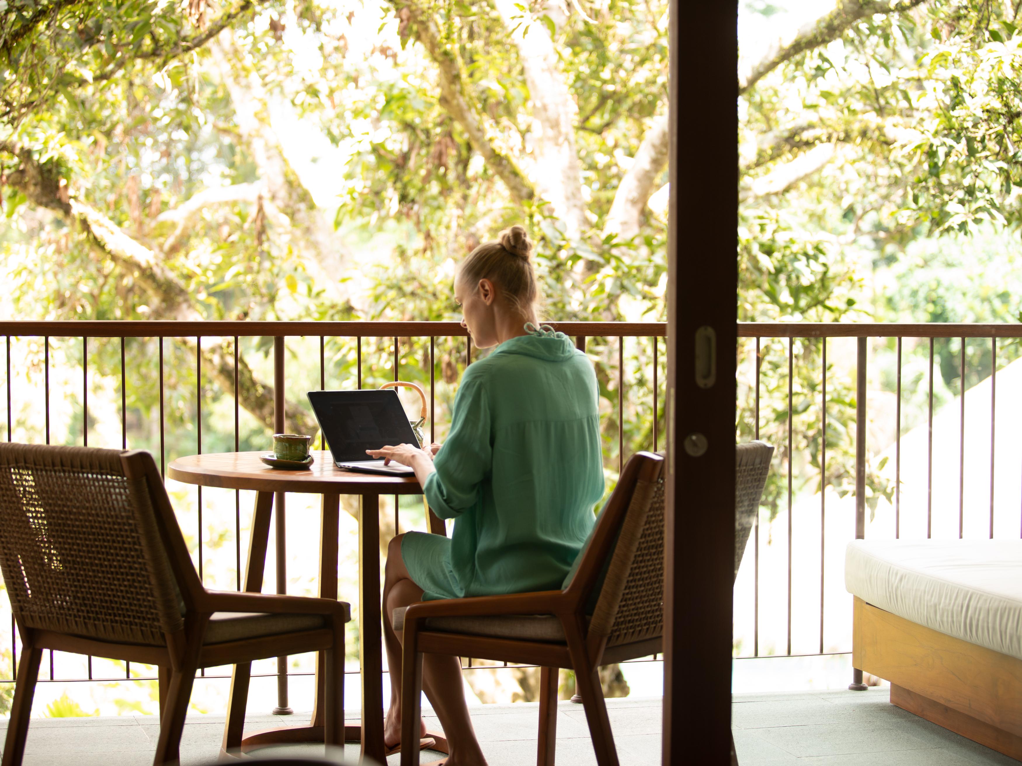 ホテル アディワナ スウェタ【Chse認定】 ウブド エクステリア 写真 A woman working from home