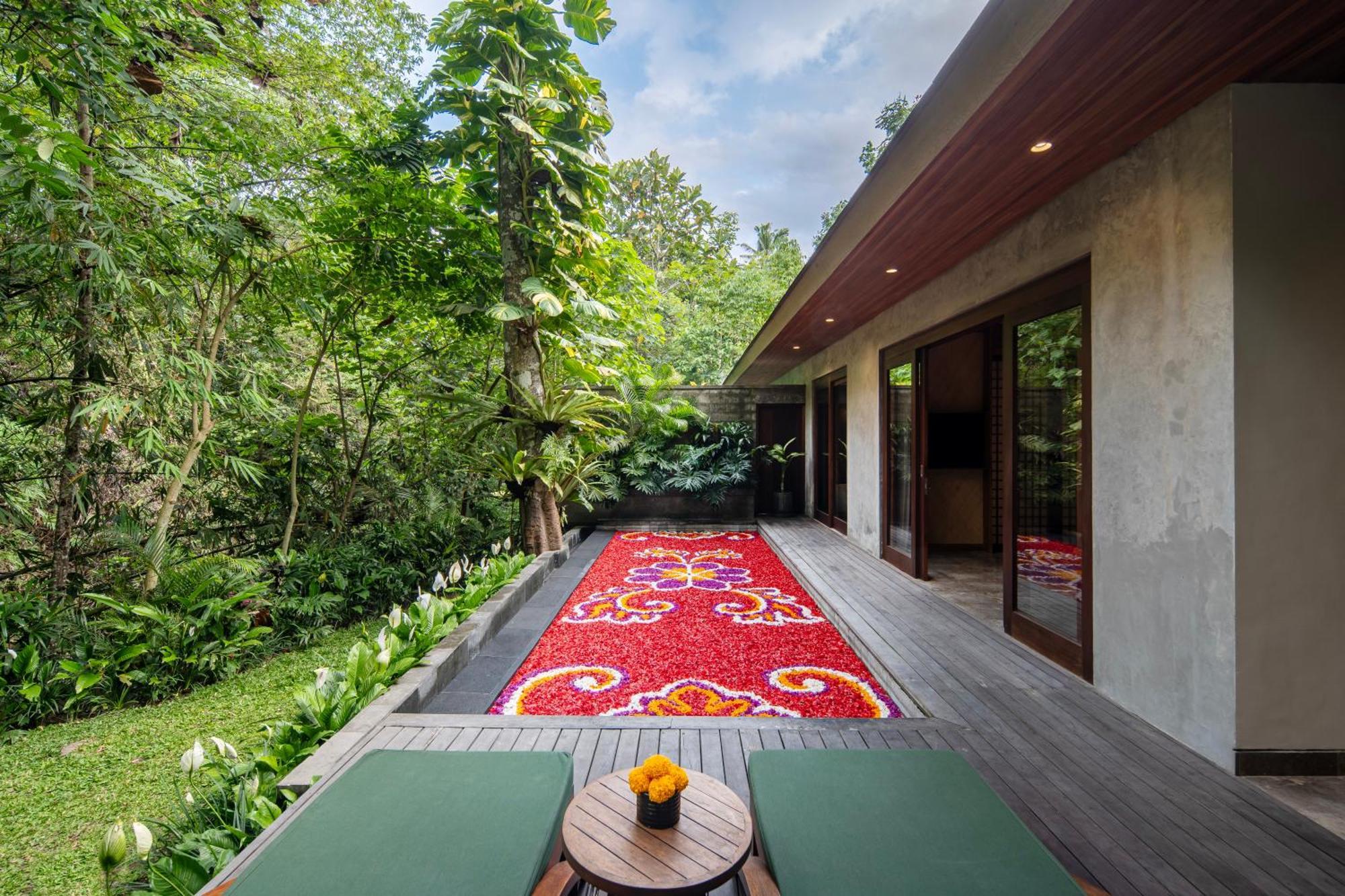 ホテル アディワナ スウェタ【Chse認定】 ウブド エクステリア 写真 The private pool of a villa at the resort